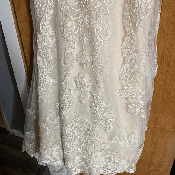 Wedding dress in good shape has been well cared for - Picture 6 of 8